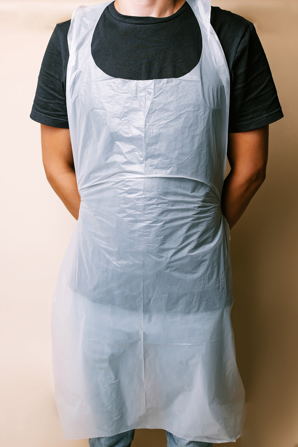 A person wearing a disposable apron made from sustainably sourced plant-based material